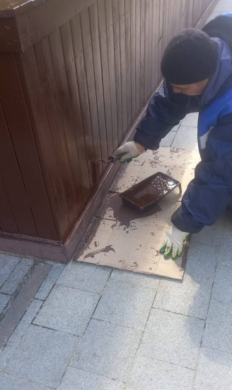 ул. Профсоюзная, д. 68 к. 2, 3, 4 — завершаем покраску клумб во внутреннем дворе
