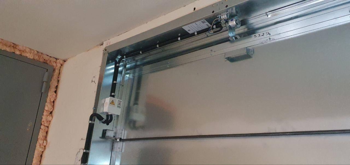 ул. Таллинская, д. 8, подъезд 1 — установили новый клапан дымоудаления