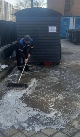 ул. Профсоюзная, д. 68, к. 2, 3, 4 — промыли мусорную площадку