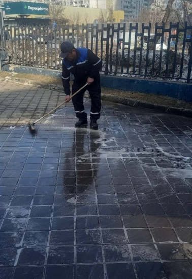 ул. Профсоюзная, д. 68, к. 2, 3, 4 — промыли мусорную площадку