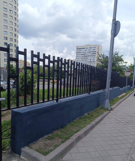 ул. Профсоюзная, д. 68 к. 3 — отремонтировали и покрасили подпорную стенку