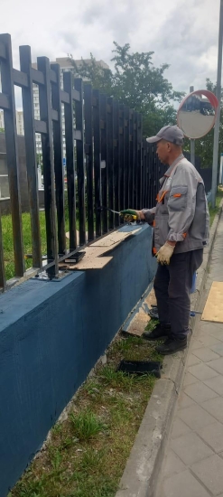 ул. Профсоюзная, д. 68 к. 3 — завершили покраску забора