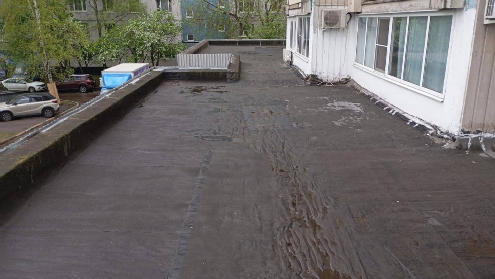 Строгинский бульвар, д. 12 — выполнили уборку козырька