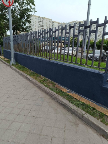 ул. Профсоюзная, д. 68 к. 3 — отремонтировали и покрасили подпорную стенку