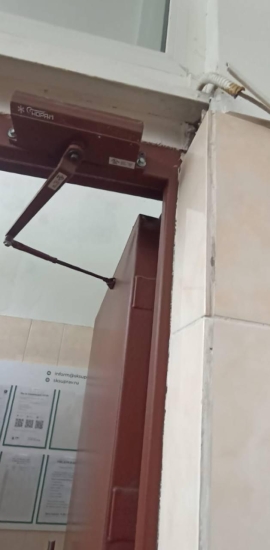 ул. Твардовского, д. 31 к. 2 — установили доводчик тамбурной двери