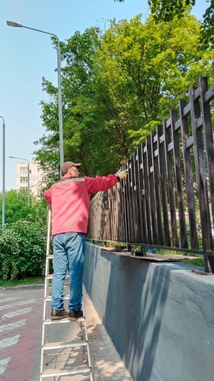 ул. Профсоюзная, д. 68 к. 3 — приступили к окрашиванию забора