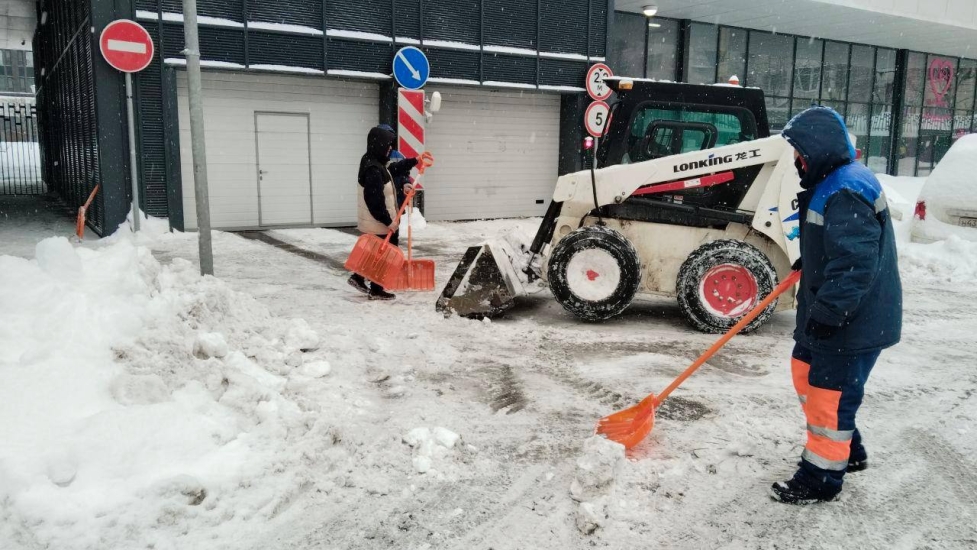 ул. Профсоюзная, д. 68, к. 2, 3, 4 — очистили придомовую территорию от снега