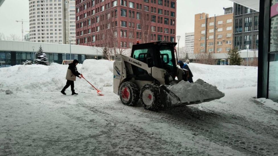 ул. Профсоюзная, д. 68, к. 2, 3, 4 — очистили придомовую территорию от снега