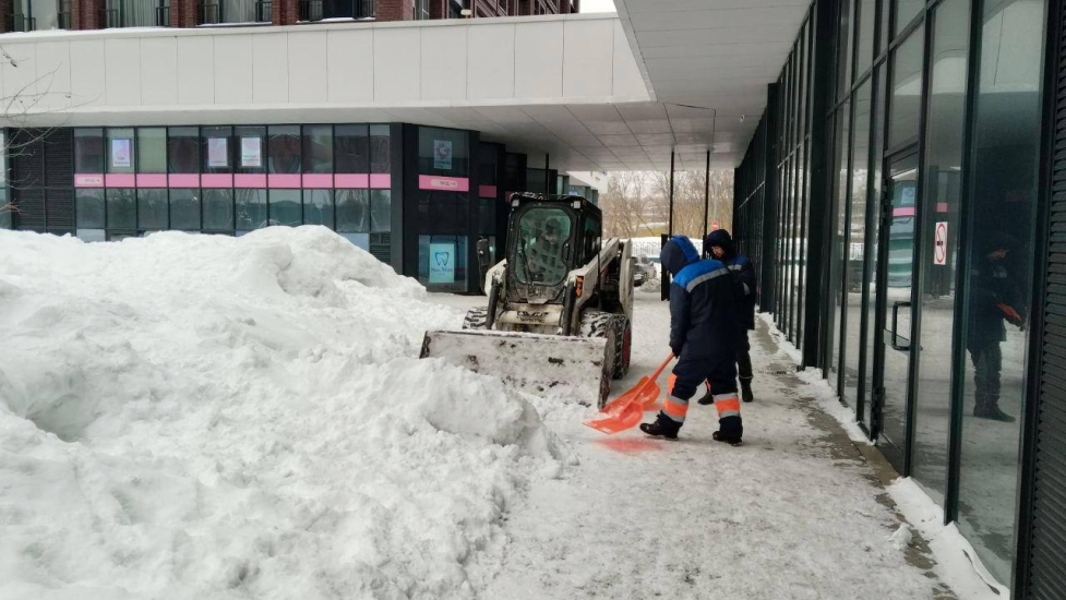 ул. Профсоюзная, д. 68, к. 2, 3, 4 — очистили придомовую территорию от снега