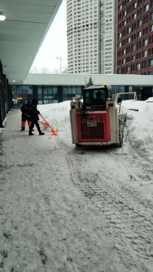 ул. Профсоюзная, д. 68, к. 2, 3, 4 — очистили придомовую территорию от снега